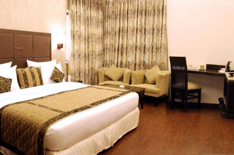 Liv Inn - Naraina New Delhi Bagian luar foto